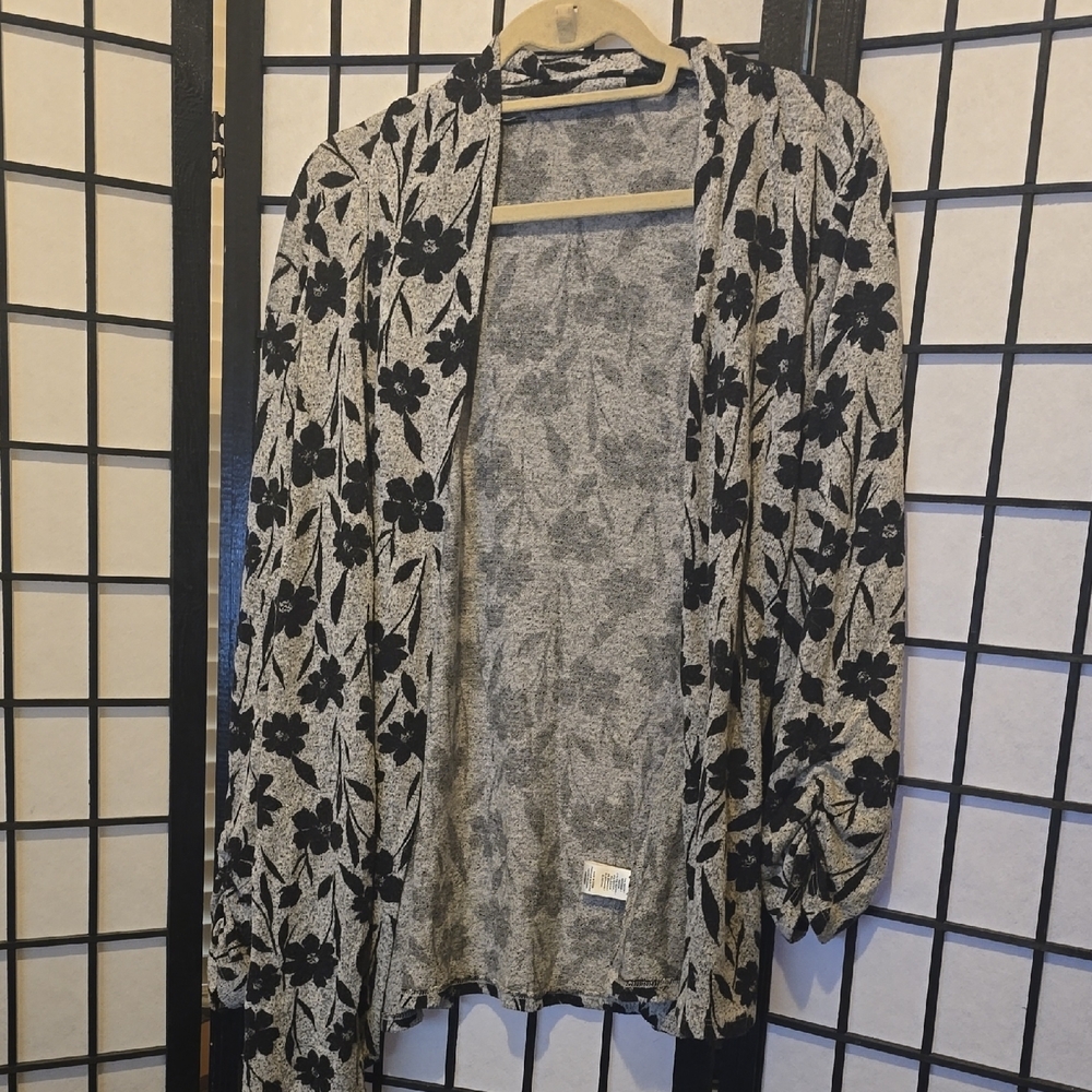 Source Unknown Black and Gray Floral Cardigan